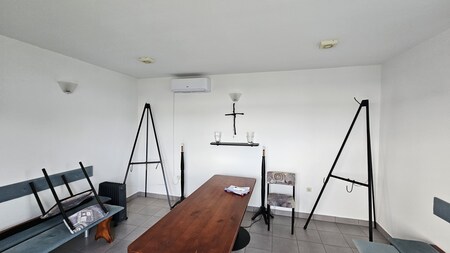 Kamovci - barvanje notranjosti vežice in montaža klime